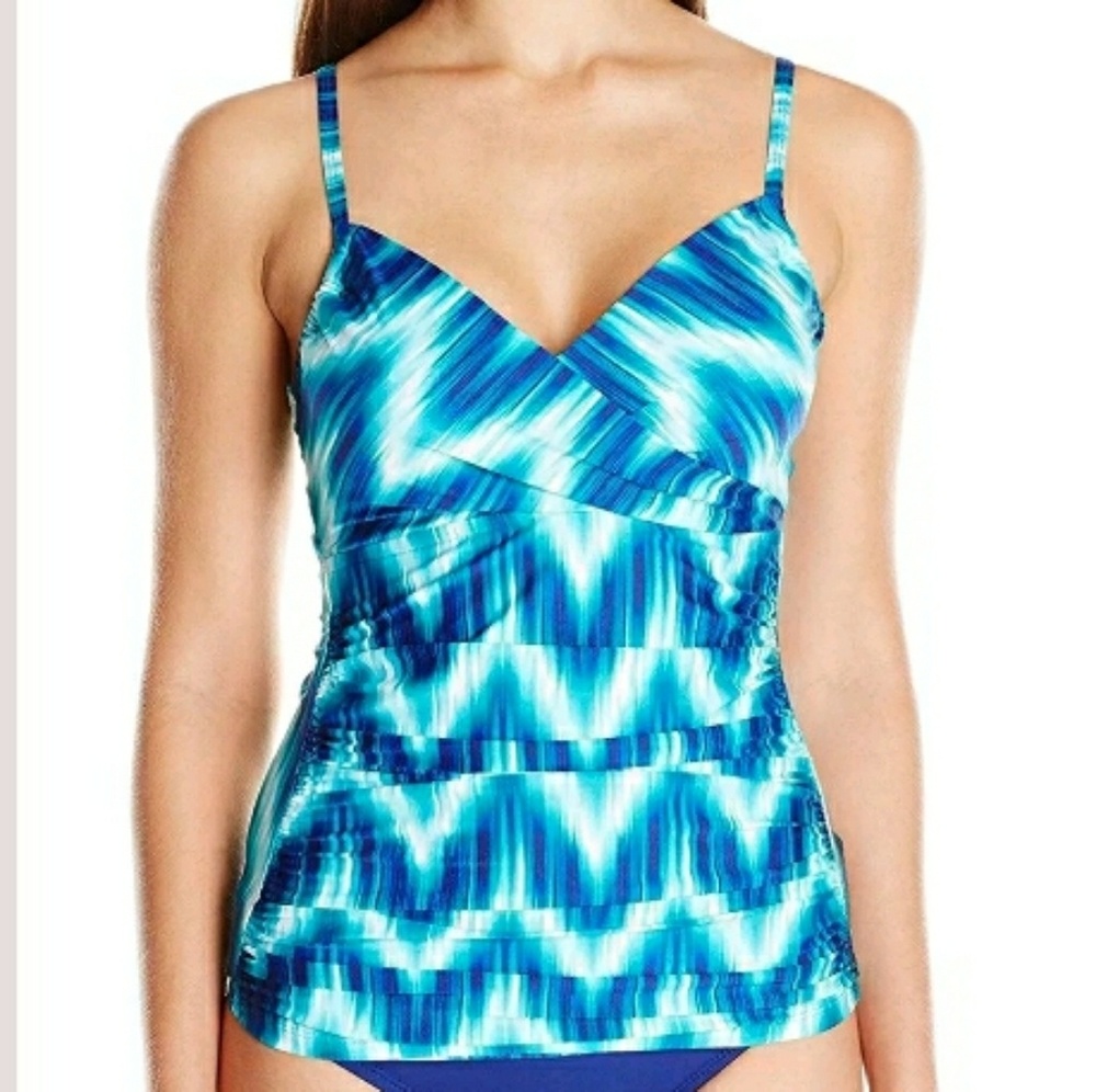 NWT La Blanca womens wave suit. Fits cups A-D tankini top